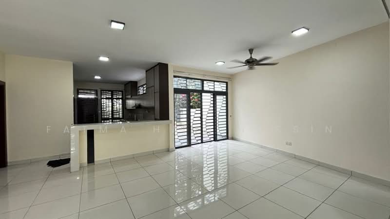 3-storey Terraced House for Sale in Laman Glenmarie (Shah Alam) - Fatma Hani Hussin - Living Room - PropertyGuru.com.my