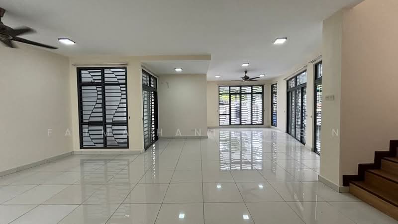 3-storey Terraced House for Sale in Laman Glenmarie (Shah Alam) - Fatma Hani Hussin - Living Room - PropertyGuru.com.my