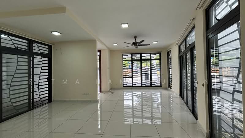 3-storey Terraced House for Sale in Laman Glenmarie (Shah Alam) - Fatma Hani Hussin - Living Room - PropertyGuru.com.my