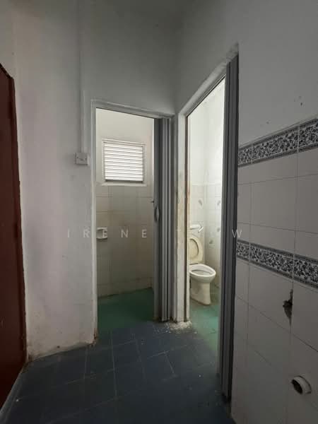 Pangsapuri untuk Disewa di Sri Anggerik 2 - Irene Tiow - Bathroom - PropertyGuru.com.my