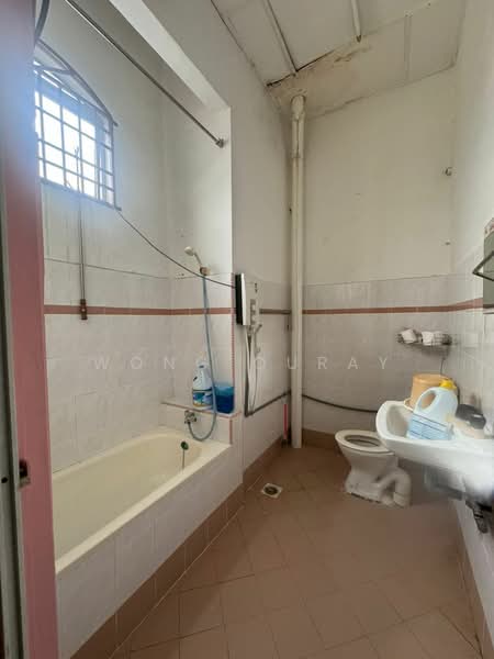 2-storey Terraced House for Sale in Kangkar Pulai (Skudai) - Wong Ouray - Bathroom - PropertyGuru.com.my