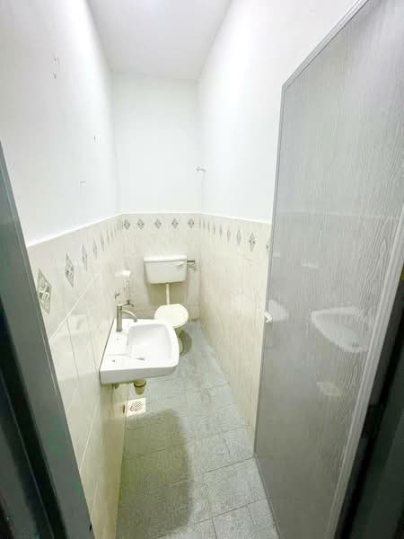 Rumah Teres untuk Dijual di Taman Sri Haneco (Semenyih) - Hawa Ibrahim - Bathroom - PropertyGuru.com.my