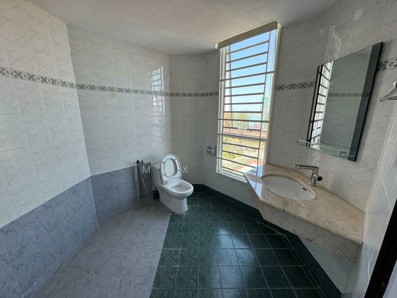 Kondominium untuk Disewa di Gurney Beach Resort - Max Ng - Bathroom - PropertyGuru.com.my
