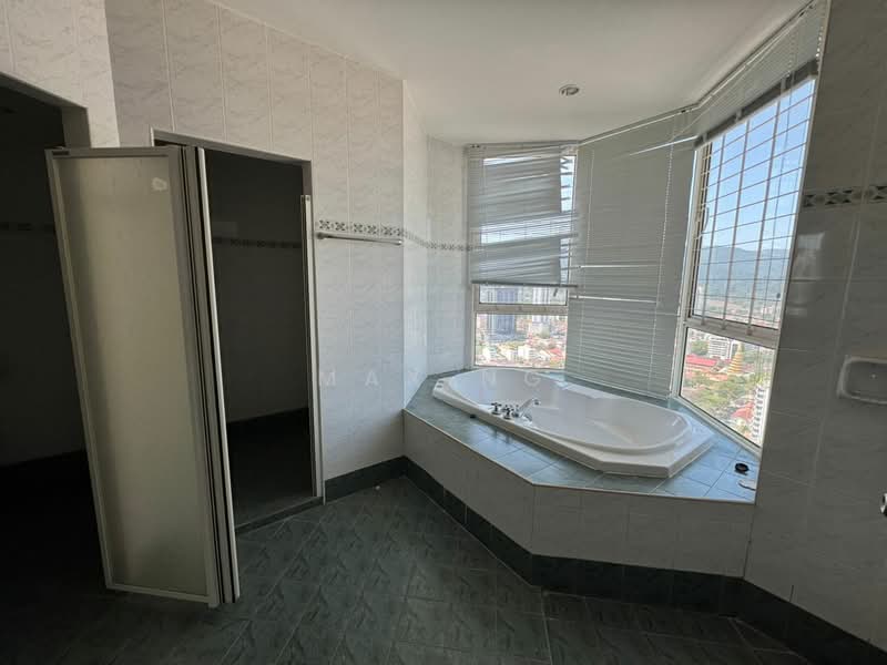 Kondominium untuk Dijual di Gurney Beach Resort - Max Ng - Bathroom - PropertyGuru.com.my
