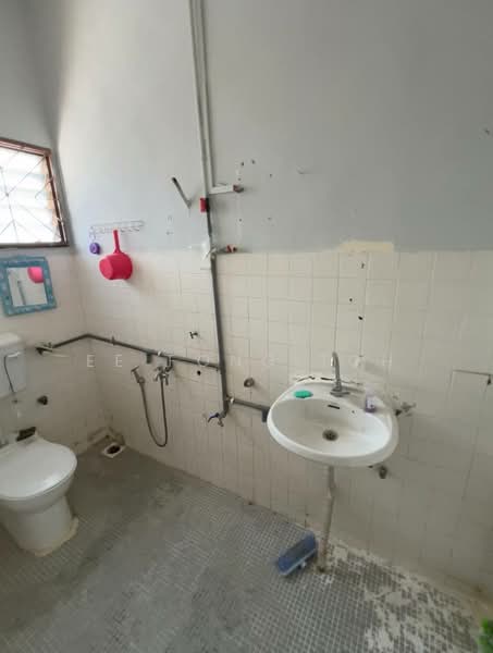 2-storey Terraced House for Sale in Taman Johor Jaya (Johor Bahru) - Ee Fong Toh - Bathroom - PropertyGuru.com.my