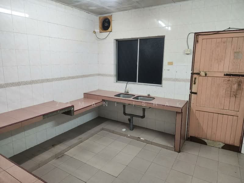 Rumah Teres untuk Dijual di Pelabuhan Klang (Selangor) - Zamani Ishak - Kitchen - PropertyGuru.com.my