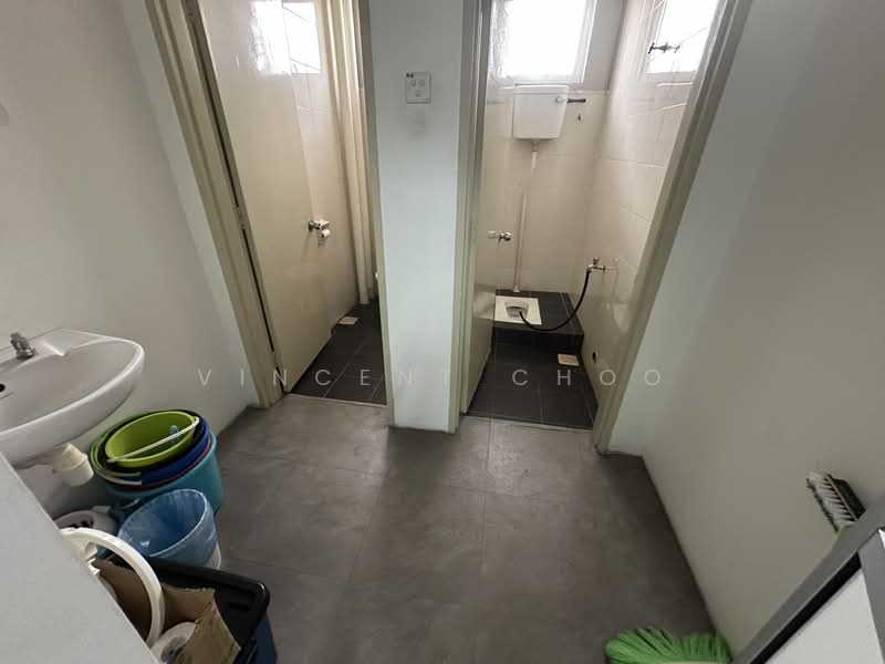 Shop / Office for Sale in Pusat Perniagaan Suria Puchong (Puchong) - Vincent Choo - Bathroom - PropertyGuru.com.my