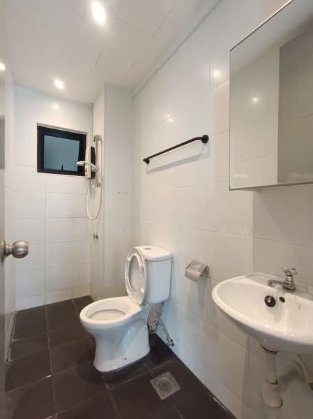 Servis Apartment untuk Dijual di VIM 3 @ Desa Park North - Rachel Kiew - Bathroom - PropertyGuru.com.my