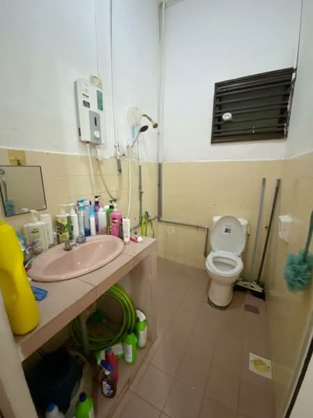 1-storey Terraced House for Sale in Taman Johor Jaya (Johor Bahru) - Ee Fong Toh - Bathroom - PropertyGuru.com.my