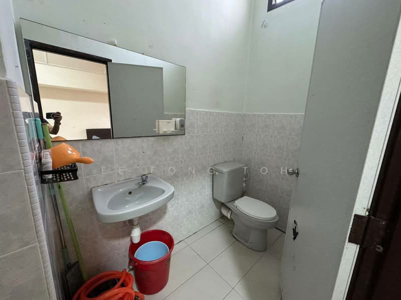 1.5-storey Terraced House for Sale in Taman Pelangi Indah (Ulu Tiram) - Ee Fong Toh - Bathroom - PropertyGuru.com.my