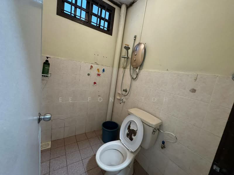 1.5-storey Terraced House for Sale in Taman Pelangi Indah (Ulu Tiram) - Ee Fong Toh - Bathroom - PropertyGuru.com.my
