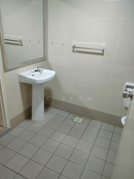 Kondominium untuk Disewa di Menara Bukit Ceylon - LC Seow - Bathroom - PropertyGuru.com.my