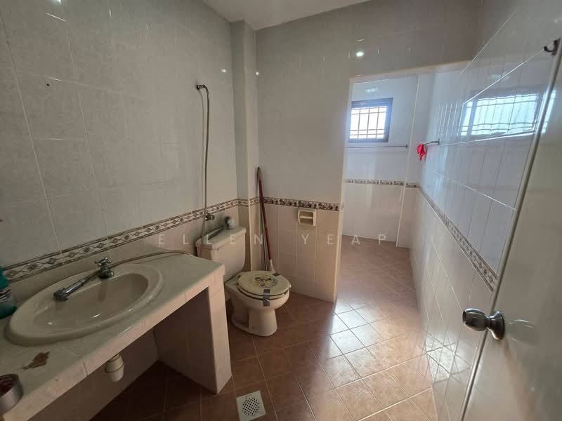 Rumah Teres 2 Tingkat untuk Dijual di Johor Bahru (Johor) - Ellen Yeap - Bathroom - PropertyGuru.com.my