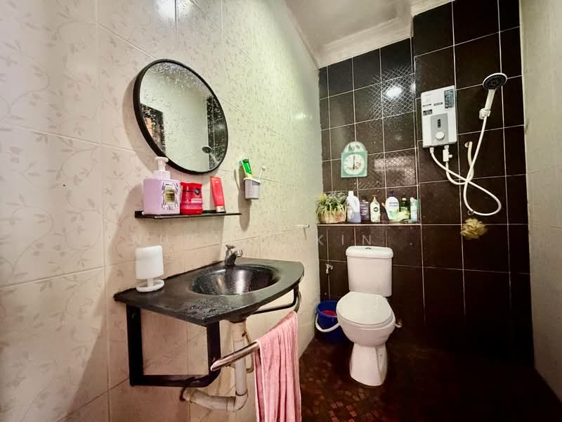 Terraced House for Sale in Bandar Sungai Long (Selangor) - Nurashekin . - Bathroom - PropertyGuru.com.my