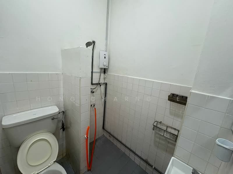 1.5-storey Terraced House for Rent in Johor Bahru (Johor) - Hong Charng Lee - Bathroom - PropertyGuru.com.my