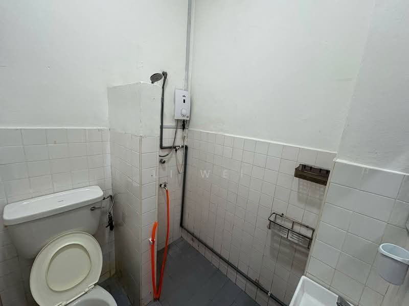Rumah Teres 1.5 Tingkat untuk Disewa di Taman Molek (Johor Bahru) - Li Wei - Bathroom - PropertyGuru.com.my