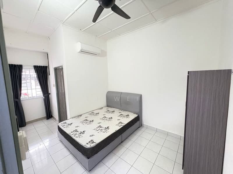 Rumah Teres 1.5 Tingkat untuk Disewa di Taman Molek (Johor Bahru) - Li Wei - Bedroom - PropertyGuru.com.my