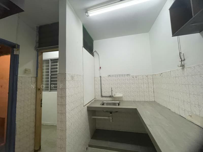 Rumah Flat untuk Dijual di Flat PKNS Seksyen 19 - Norfaizah Ahmad - Kitchen - PropertyGuru.com.my