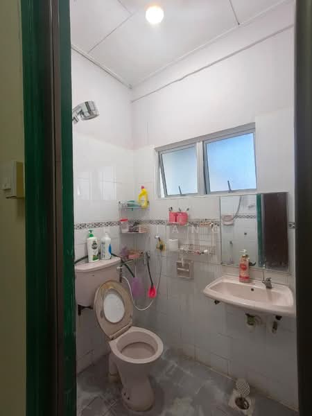 Rumah Teres 2 Tingkat untuk Dijual di Taman Putri Kulai (Kulai) - Ah Liang - Bathroom - PropertyGuru.com.my