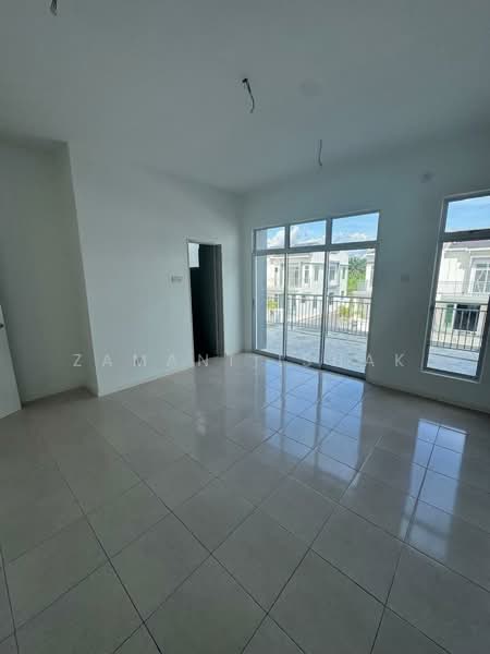 2-storey Terraced House for Sale in Bandar Mahkota Banting (Tanjong Duabelas) - Zamani Ishak - Living Room - PropertyGuru.com.my