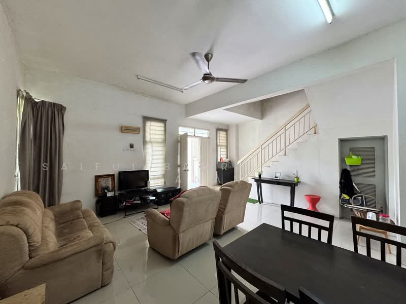 Semi-Detached House for Sale in Bandar Saujana Putra (Tanjong Duabelas) - Saiful Bahri Abdul Manan - Living Room - PropertyGuru.com.my