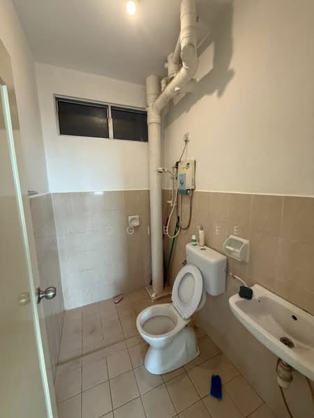 Service Residence for Sale at Lake View Suites - Paggie Tee - Bathroom - PropertyGuru.com.my