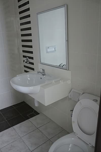 Kondominium untuk Dijual di The Brezza - Li Fang - Bathroom - PropertyGuru.com.my