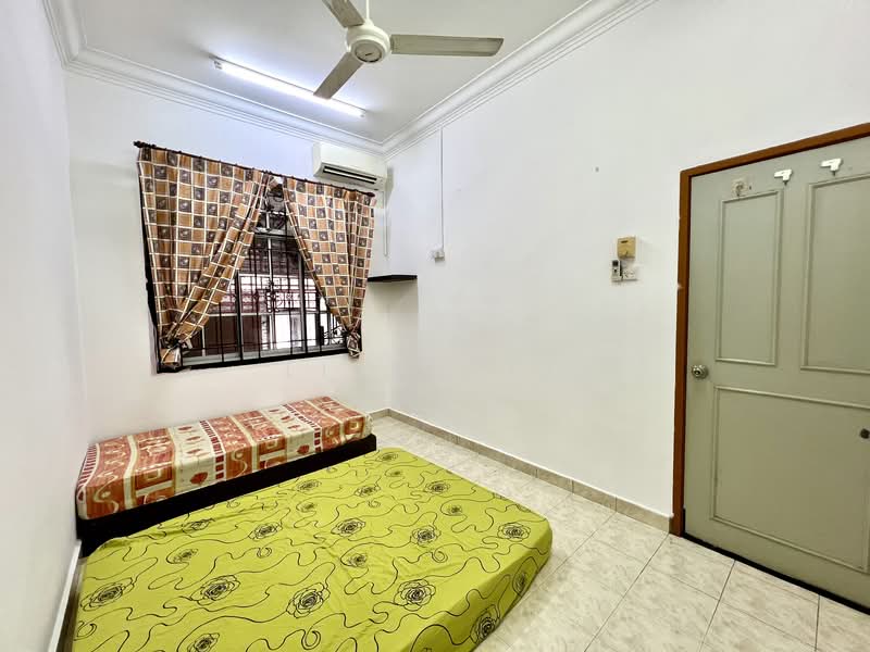 1-storey Terraced House for Rent in Taman Rinting (Masai) - Lily Wee - Bedroom - PropertyGuru.com.my
