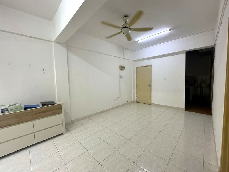 Pangsapuri untuk Disewa di Nusa Bestari Shoplot Apartment - CS Tan - Living Room - PropertyGuru.com.my