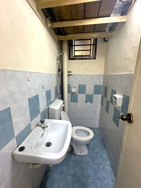 Pangsapuri untuk Disewa di Nusa Bestari Shoplot Apartment - CS Tan - Bathroom - PropertyGuru.com.my