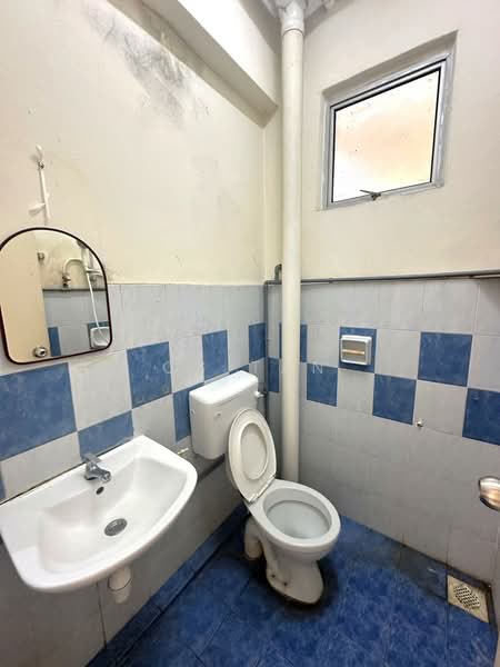 Pangsapuri untuk Disewa di Nusa Bestari Shoplot Apartment - CS Tan - Bathroom - PropertyGuru.com.my
