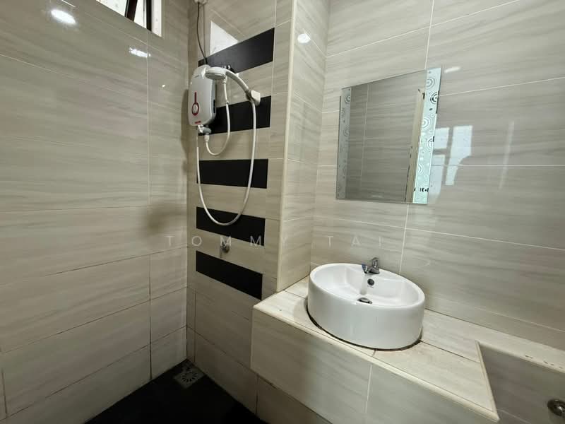 Service Residence for Sale at D'Summit Residences - Tommy Tai - Bathroom - PropertyGuru.com.my