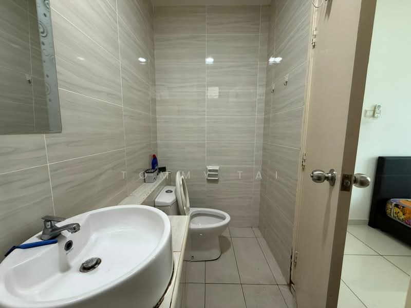Service Residence for Sale at D'Summit Residences - Tommy Tai - Bathroom - PropertyGuru.com.my