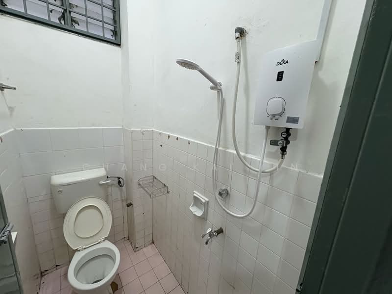 1.5-storey Terraced House for Rent in Taman Molek (Johor Bahru) - Chang Kai Yin - Bathroom - PropertyGuru.com.my