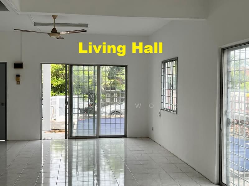 Semi-Detached House for Sale in Taman Equine (Seri Kembangan) - Philip Wong - Living Room - PropertyGuru.com.my