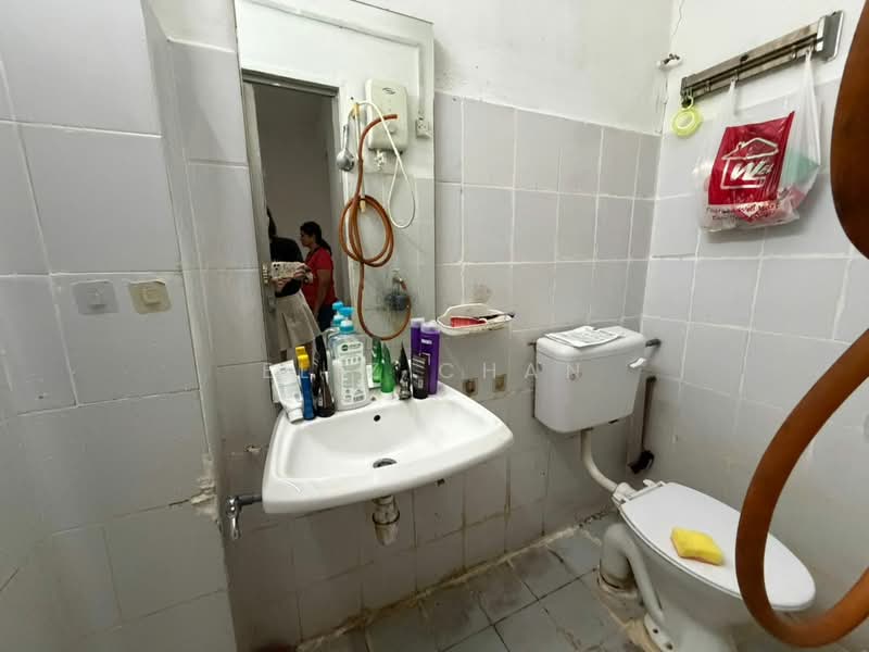 2-storey Terraced House for Sale in Taman Bukit Desa (Kepong) - Eliz Chan - Bathroom - PropertyGuru.com.my