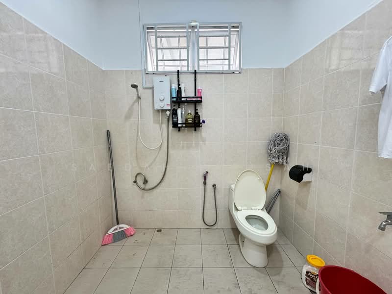 Semi-Detached House for Sale in Taman Seri Suria (Kluang) - Saedah Napisah - Bathroom - PropertyGuru.com.my