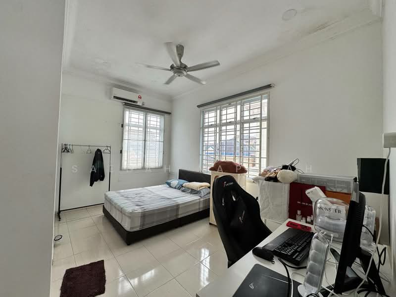 Semi-Detached House for Sale in Taman Seri Suria (Kluang) - Saedah Napisah - Bedroom - PropertyGuru.com.my