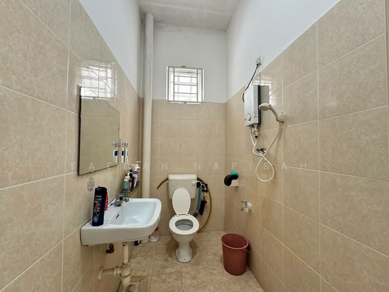 Semi-Detached House for Sale in Taman Seri Suria (Kluang) - Saedah Napisah - Bathroom - PropertyGuru.com.my