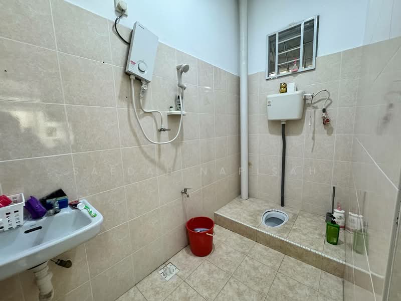 Semi-Detached House for Sale in Taman Seri Suria (Kluang) - Saedah Napisah - Bathroom - PropertyGuru.com.my