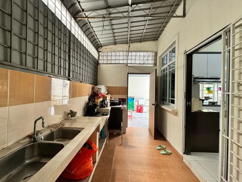 Semi-Detached House for Sale in Taman Seri Suria (Kluang) - Saedah Napisah - Kitchen - PropertyGuru.com.my