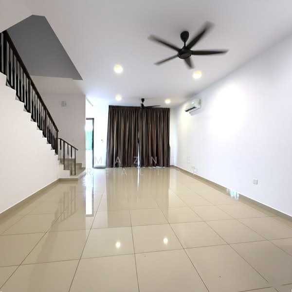 Rumah Teres 2 Tingkat untuk Disewa di Setia Safiro (Cyberjaya) - Maznee Realtor - Living Room - PropertyGuru.com.my