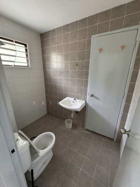 Rumah Teres 2 Tingkat untuk Disewa di Sungai Long (Bandar Sungai Long) - Rain Leow - Bathroom - PropertyGuru.com.my