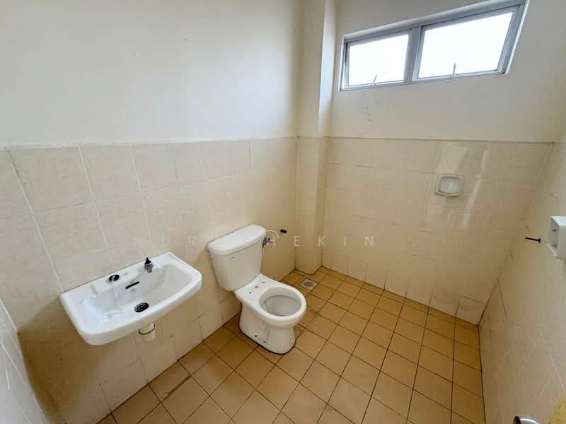 Semi-Detached House for Sale in Taman Dahlia (Sepang) - Nurashekin . - Bathroom - PropertyGuru.com.my
