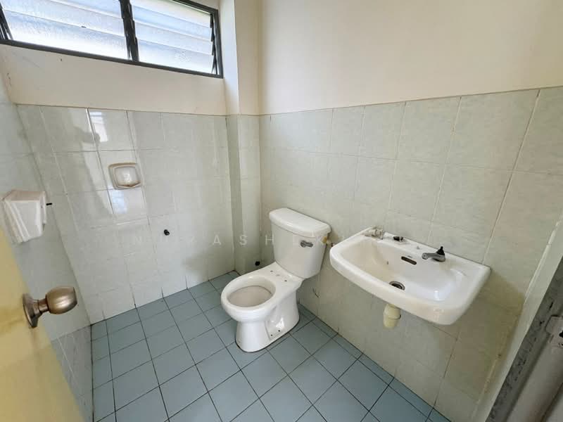 Semi-Detached House for Sale in Taman Dahlia (Sepang) - Nurashekin . - Bathroom - PropertyGuru.com.my