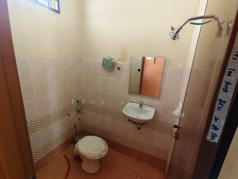 1-storey Terraced House for Sale in Antara Gapi (Ulu Yam) - Tris Jong - Bathroom - PropertyGuru.com.my