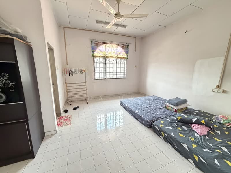 2-storey Terraced House for Sale in Batu Pahat (Johor) - Azlina Muslim - Bedroom - PropertyGuru.com.my