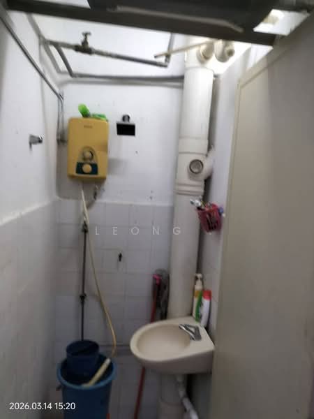 Rumah Flat untuk Dijual di Desa Baiduri - Leong . - Bathroom - PropertyGuru.com.my