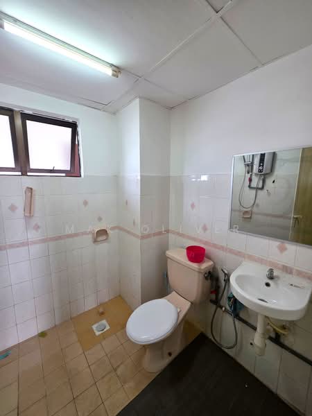Condominium for Sale at Vista Komanwel A - Mak Oliver - Bathroom - PropertyGuru.com.my