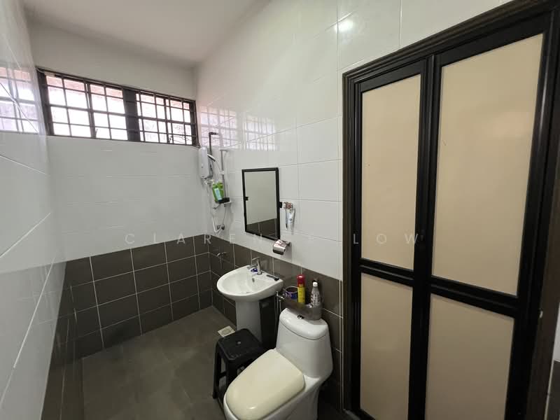 Semi-Detached House for Sale in Tampoi (Johor) - Clarence Low - Bathroom - PropertyGuru.com.my